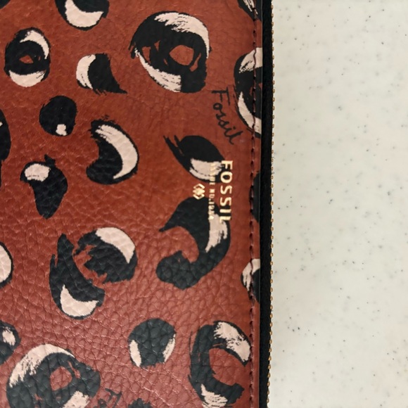 Fossil Brown Animal Print Cow Hide Leather Wallet Pockets Travel Padded Zipper - Picture 2 of 8
